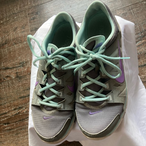 Nike Sneakers/Tennis Shoes. size 10 / Grey/Green/Blue - Picture 3 of 4